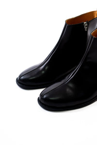 Ajadi Boots in Black Leather with Side Zipper and Black Leather Soles