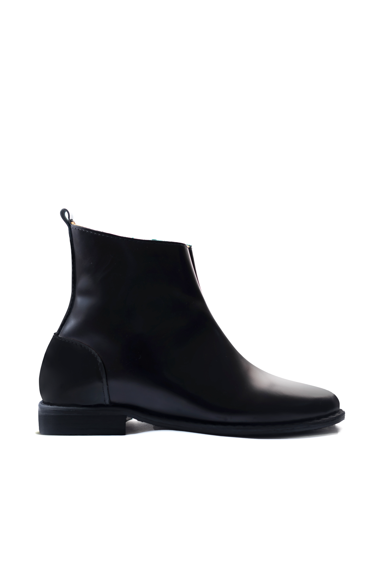 Ajadi Boots in Black Leather with Side Zipper and Black Leather Soles