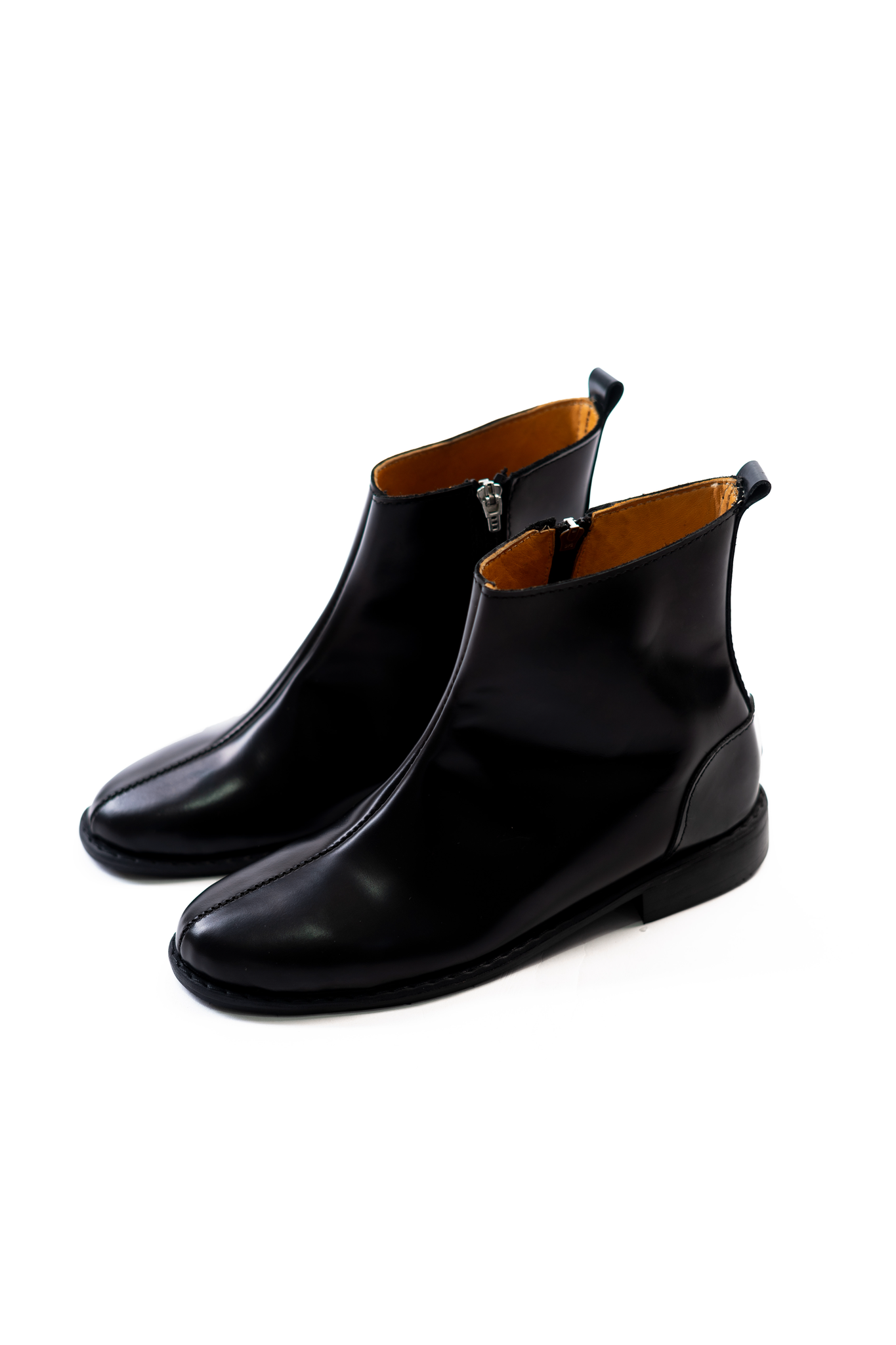 Ajadi Boots in Black Leather with Side Zipper and Black Leather Soles